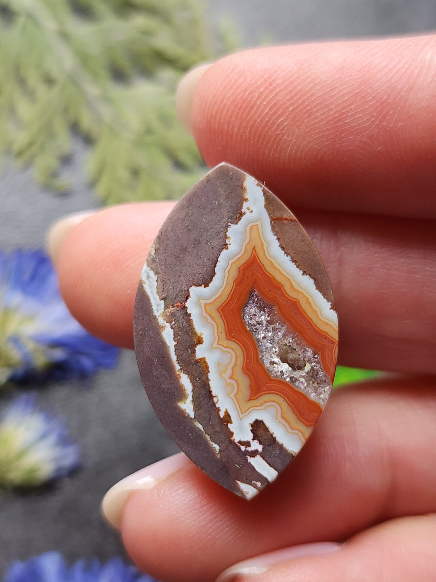 Dryhead agate with crystal pocket