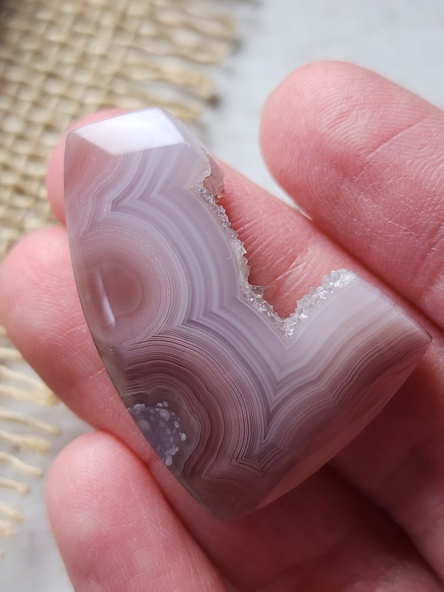 Agua Nueva agate with crystal edge