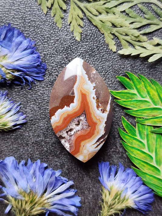 Dryhead agate with crystal pocket
