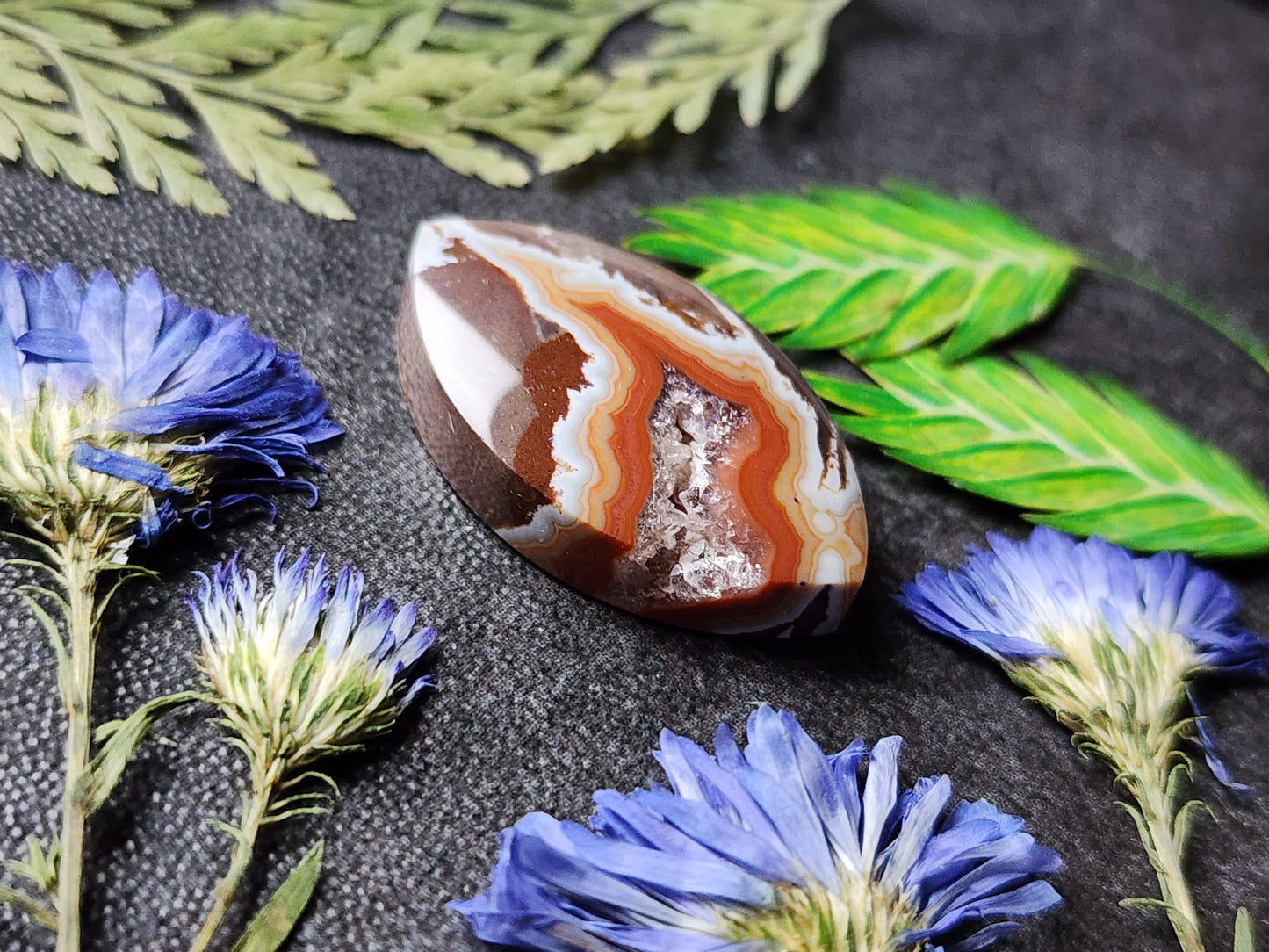 Dryhead agate with crystal pocket