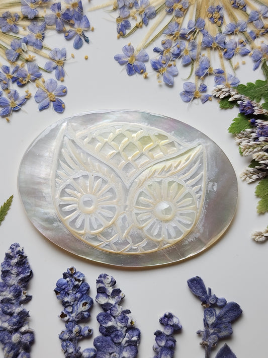 Owl face : handcarved from Mother of pearl shell
