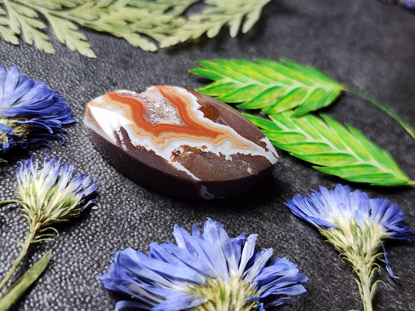 Dryhead agate with crystal pocket