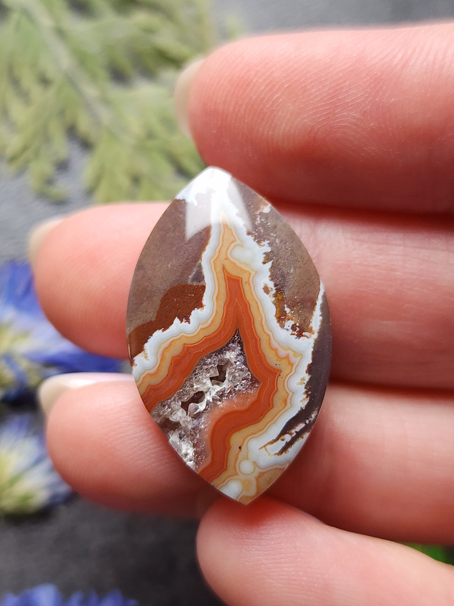 Dryhead agate with crystal pocket